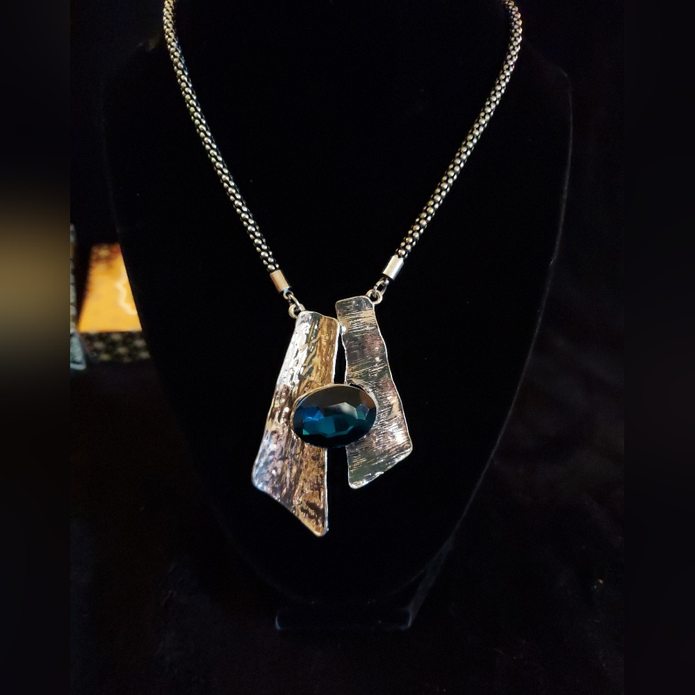 Silver ribbon hammered necklace